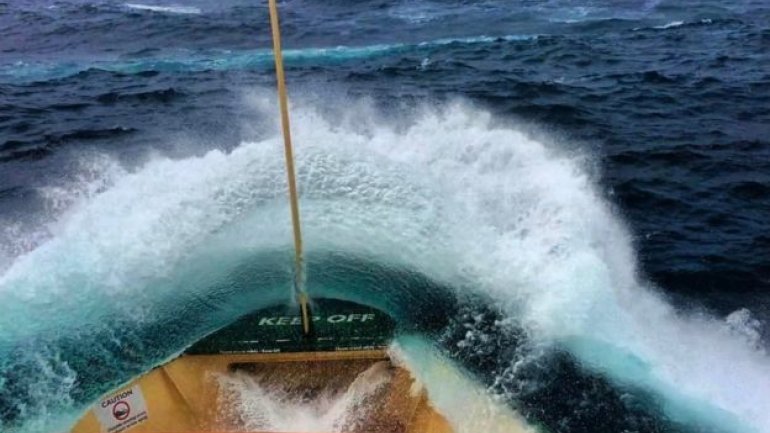 Dramatic wave photo from Sydney ferry wows thousands online (PHOTO)