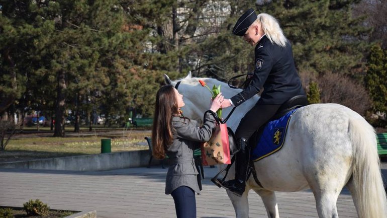 International Women's Day. Police stops dozens of women to offer flowers (PHOTO)