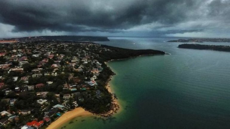 Dramatic wave photo from Sydney ferry wows thousands online (PHOTO)