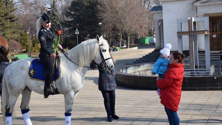 International Women's Day. Police stops dozens of women to offer flowers (PHOTO)