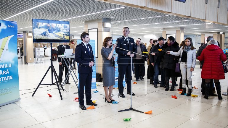 "Families without borders". Police organizes flash-mob to convince parents to stay home (PHOTOREPORT)