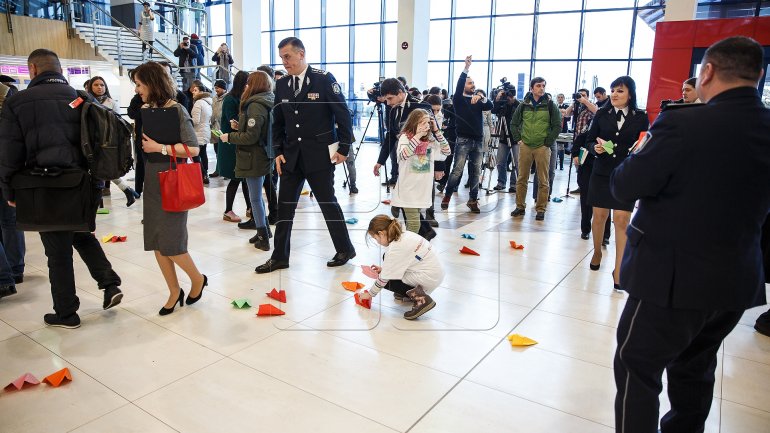 "Families without borders". Police organizes flash-mob to convince parents to stay home (PHOTOREPORT)