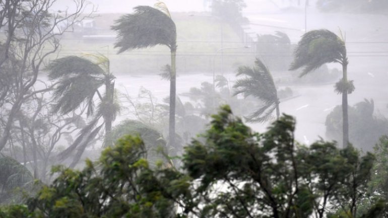 Cyclone Debbie: Monster storm batters Australia (VIDEO)