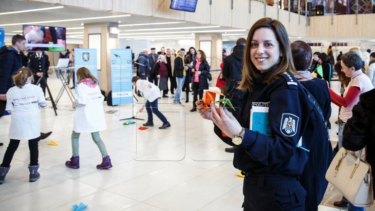 "Families without borders". Police organizes flash-mob to convince parents to stay home (PHOTOREPORT)