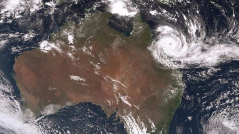 Cyclone Debbie: Thousands evacuate in Queensland, Australia