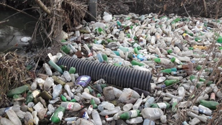 River crossing Chisinau turns into garbage dump