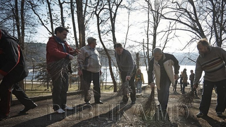 Authorities celebrate anniversary of writer Ion Creanga with street cleaning 