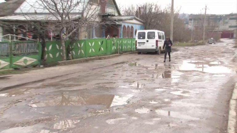 Balti roads turn into puddles after rains