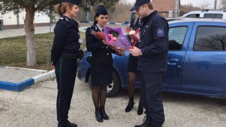 Border police offer flowers to women crossing border (PHOTO/VIDEO)