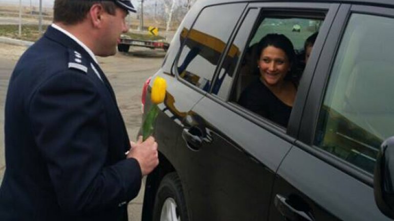 Border police offer flowers to women crossing border (PHOTO/VIDEO)