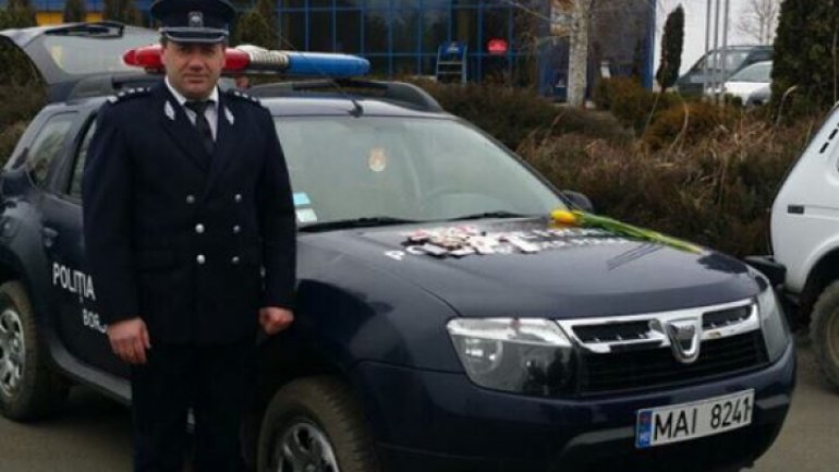 Border police offer flowers to women crossing border (PHOTO/VIDEO)