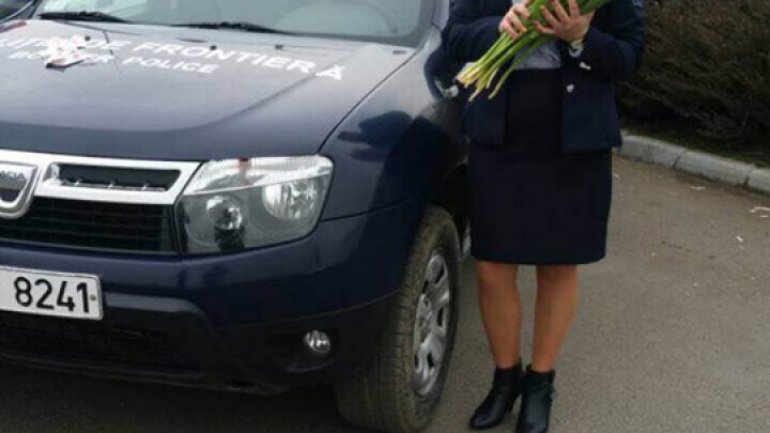 Border police offer flowers to women crossing border (PHOTO/VIDEO)