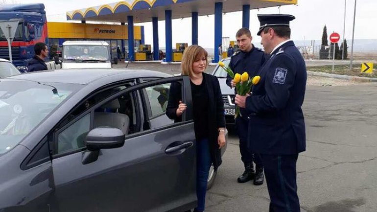 Border police offer flowers to women crossing border (PHOTO/VIDEO)