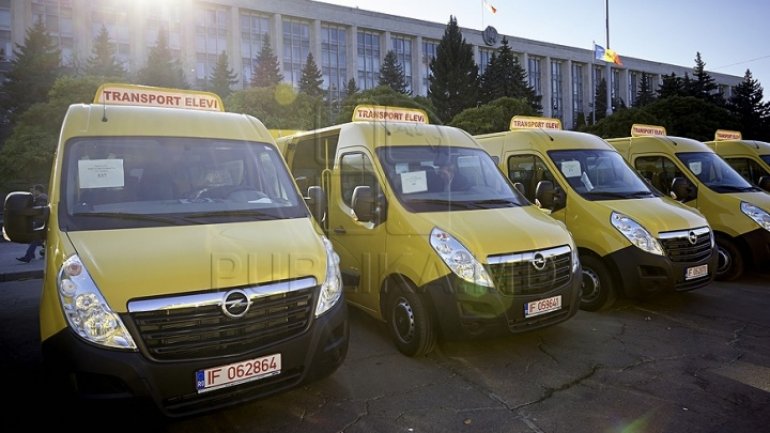 Romania to donate 96 school minibuses more to Moldovan village students