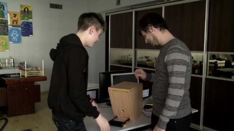 Moldovan robotic enthusiasts create smart installation to feed birds