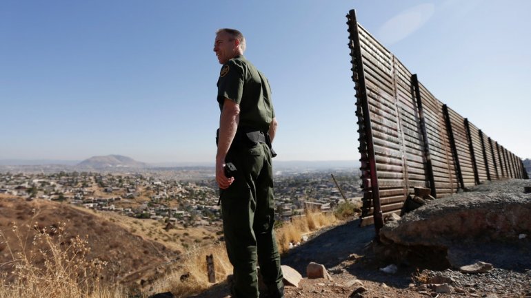 US hails "40% drop" in illegal immigrants from Mexico