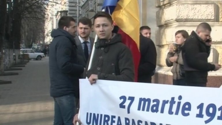 Young Liberals stage flash-mob at Chisinau city hall marking day of union with Romania