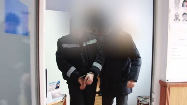 Two policemen detained after bank robbery in Comrat (VIDEO)