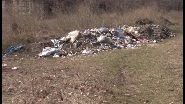 Old park from Balti, overwhelmed by garbage