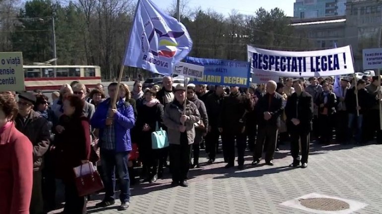 Moldovan teachers took to streets to demand salary increase