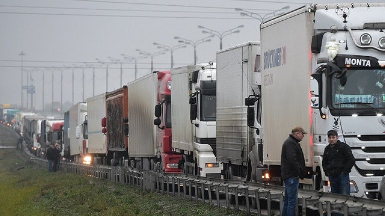 Russian truck drivers resume protest against road toll