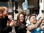 Royal support for London marathon runners (VIDEO)