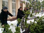 Young democrats help removing blizzard consequences (VIDEO)