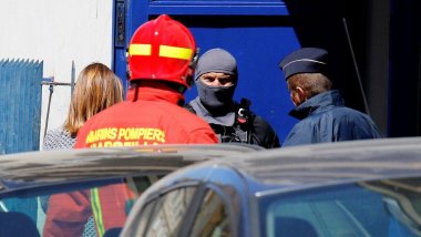 French authorities thwart attack: Flat raided and two men arrested (VIDEO)