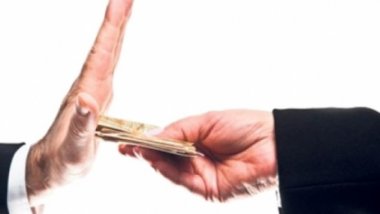 Policeman was offered bribe because someone wanted to get his sons out of prison Man of law denounced case at CNA