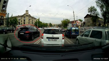 “Performances” of Porsche driver Infringement of continuous double line and passing at red color 