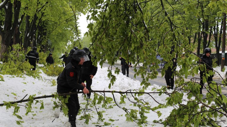 Ministry of Internal Affairs employees provide help to citizens in need (PHOTOREPORT)