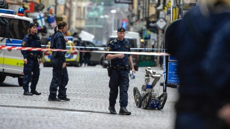 People injured as truck hits pedestrians in Stockholm (VIDEO)