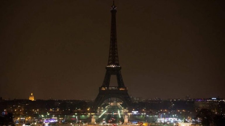 Eiffel Tower switched off as mark of respect to St. Petersburg victims