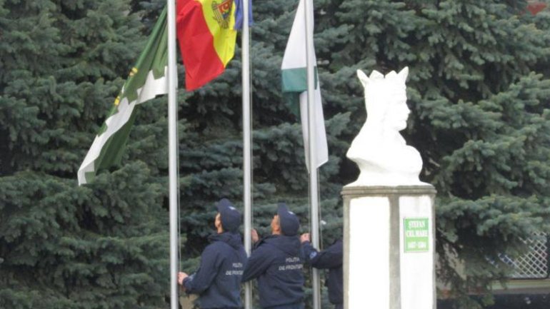 Border policemen honor the national symbol, the STATE FLAG