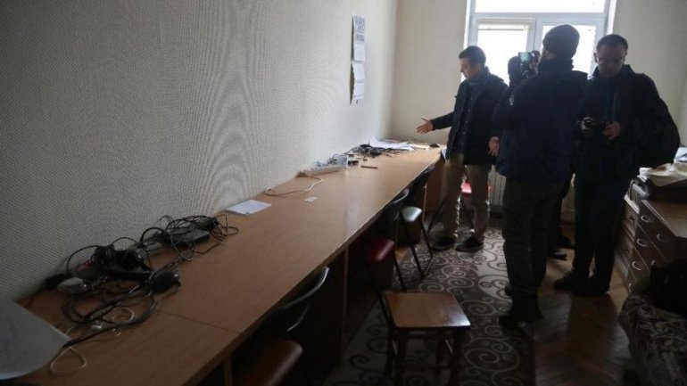 Belarus police raid offices of TV channel (VIDEO)