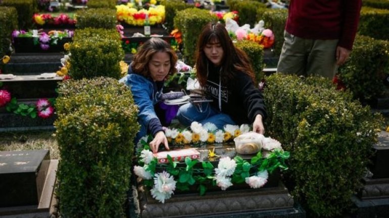 Ancient Chinese tomb-sweeping festival goes hi-tech