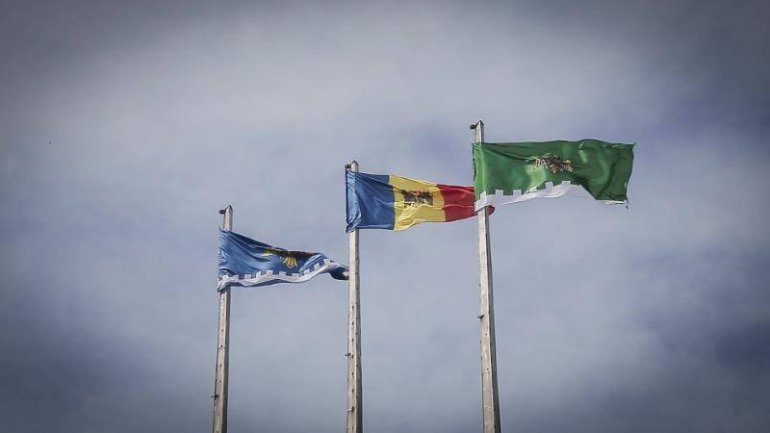 Border policemen honor the national symbol, the STATE FLAG