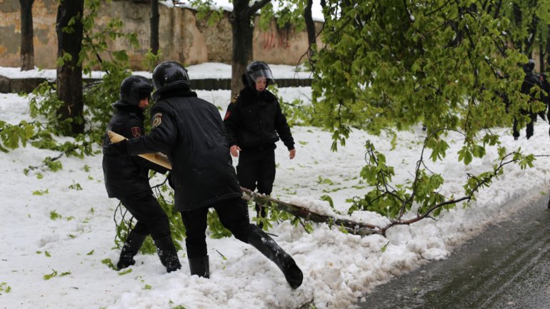 Ministry of Internal Affairs employees provide help to citizens in need (PHOTOREPORT)