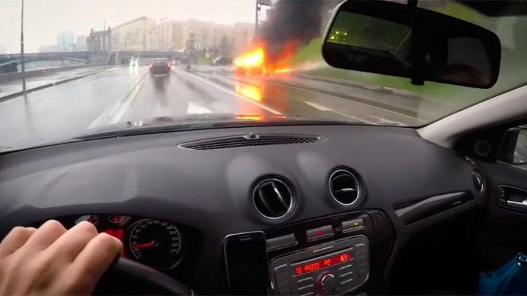 Maserati crashes into lamppost & catches fire KILLING DRIVER in Moscow (VIDEO)