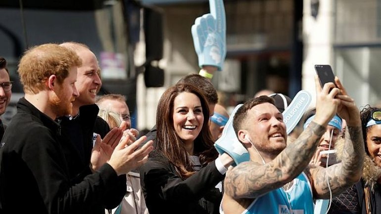 Royal support for London marathon runners (VIDEO)