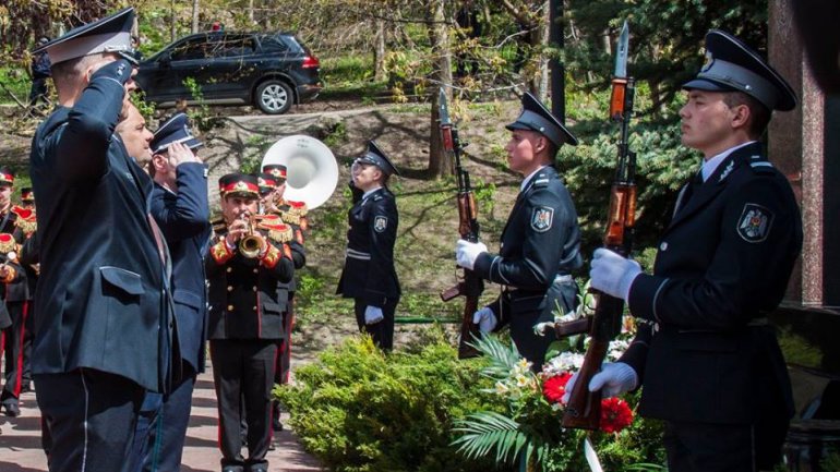 Border policemen honor the national symbol, the STATE FLAG