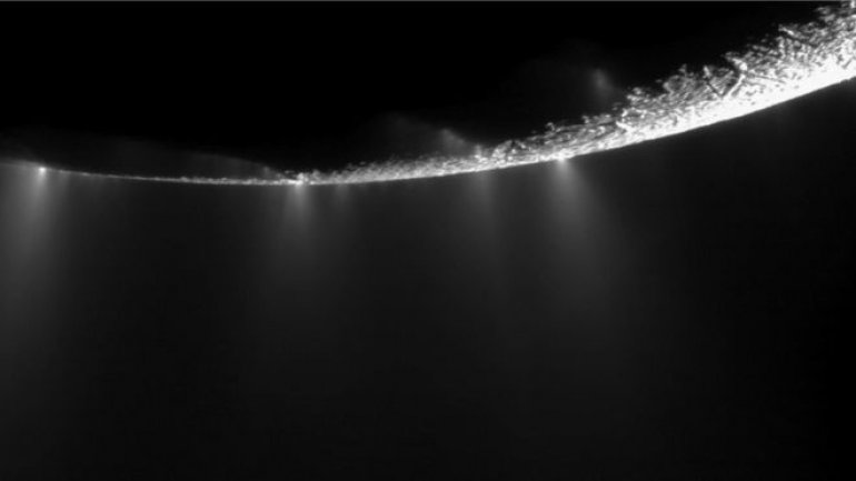 Saturn moon 'able to support life'