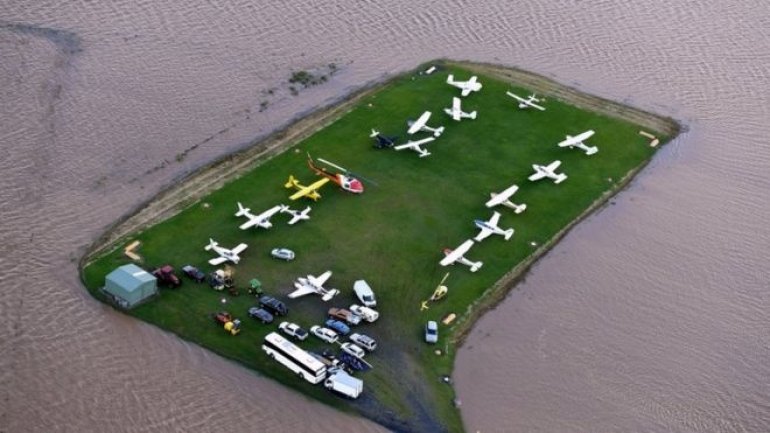 Cyclone Debbie: Australia surveys devastation