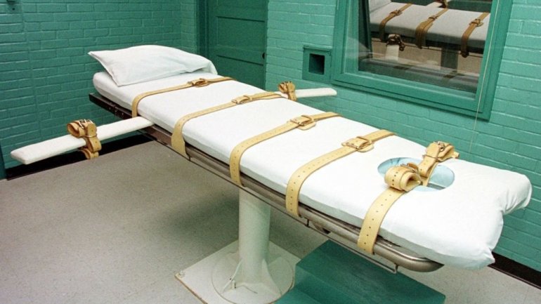 Arkansas judge blocks lethal injection drug ahead of executions