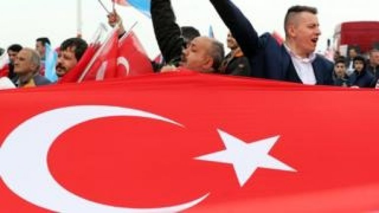 Turkey referendum: Historic vote on presidential powers under way