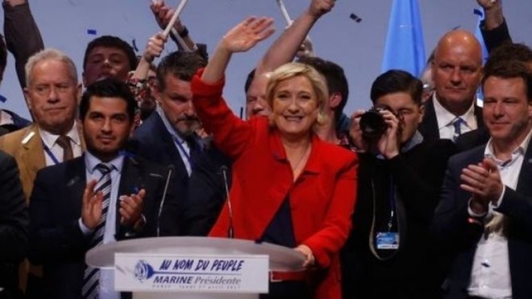 French election: Le Pen pledges to suspend immigration