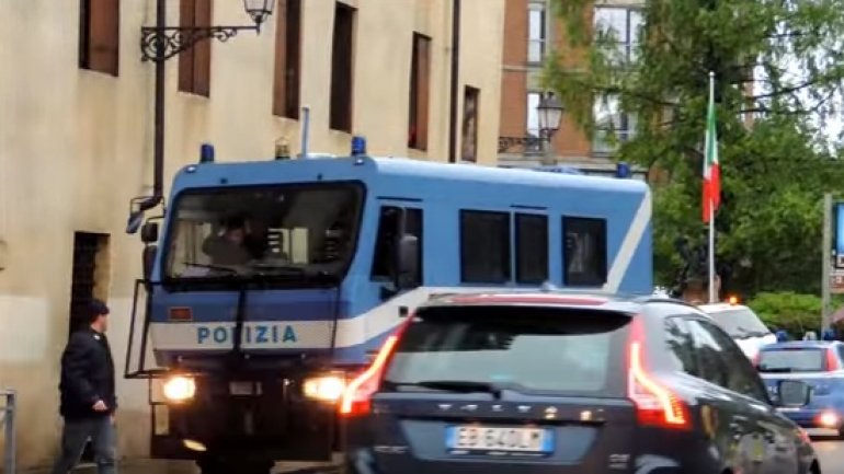 Drunk Moldovan driver crashes into school bus in Italy (VIDEO)