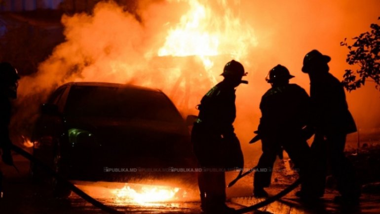 PANIC on street of Bălţi. Car caught fire suddenly, firefighters extinguished it immediately (VIDEO)