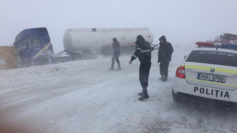 EXTREME SNOW! Tank skid off road, it contained 30 tons of benzine 