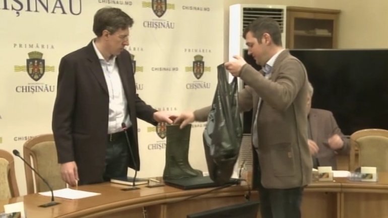 "Generous" gifts for Chisinau mayor Dorin Chirtoaca: Rubber boots and mud cup